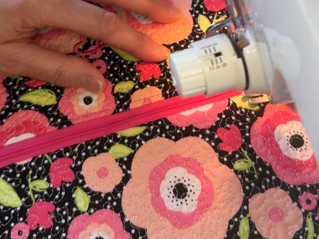 topstitching on either side of a zipper on a boxy bag